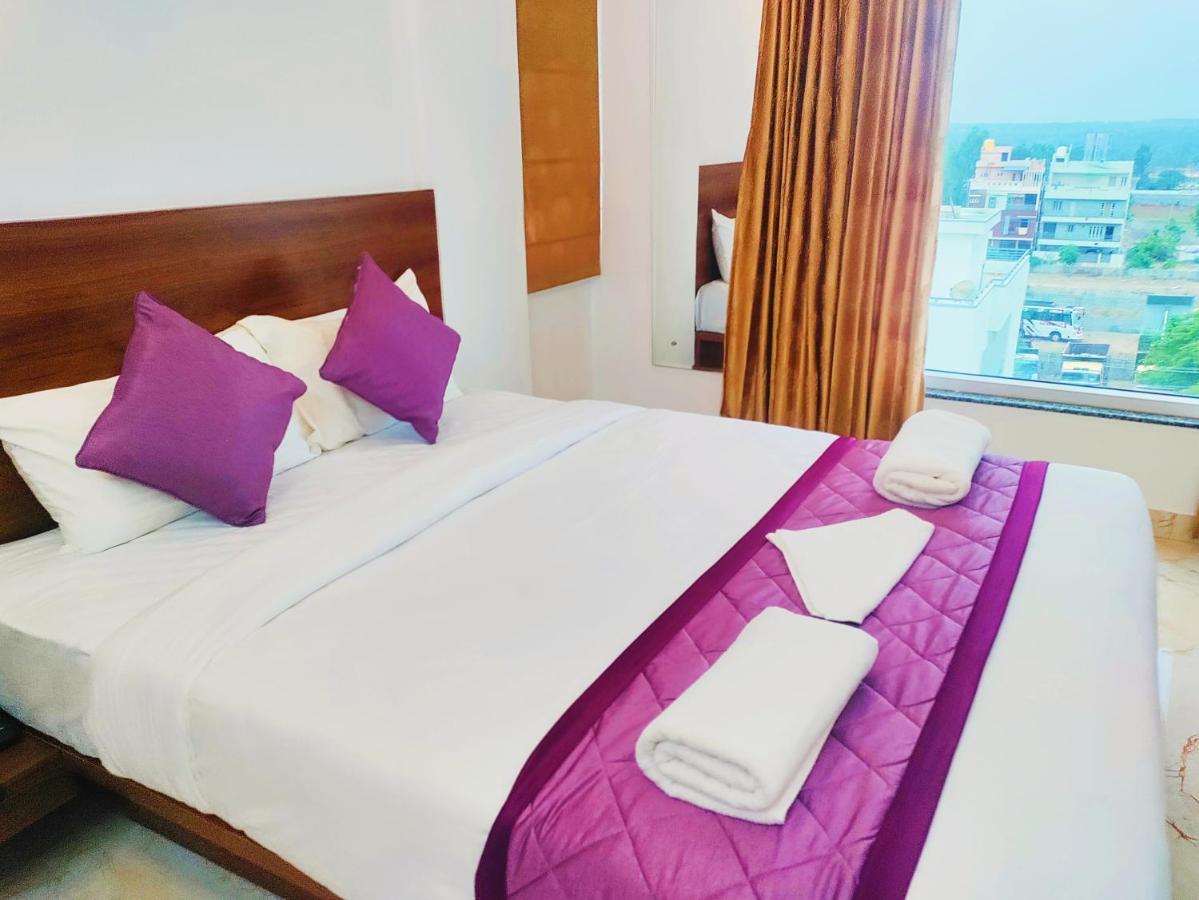 Keerthis Royal Suites - Near International Airport Terminal 1 And 2 Yelahanka Exteriér fotografie