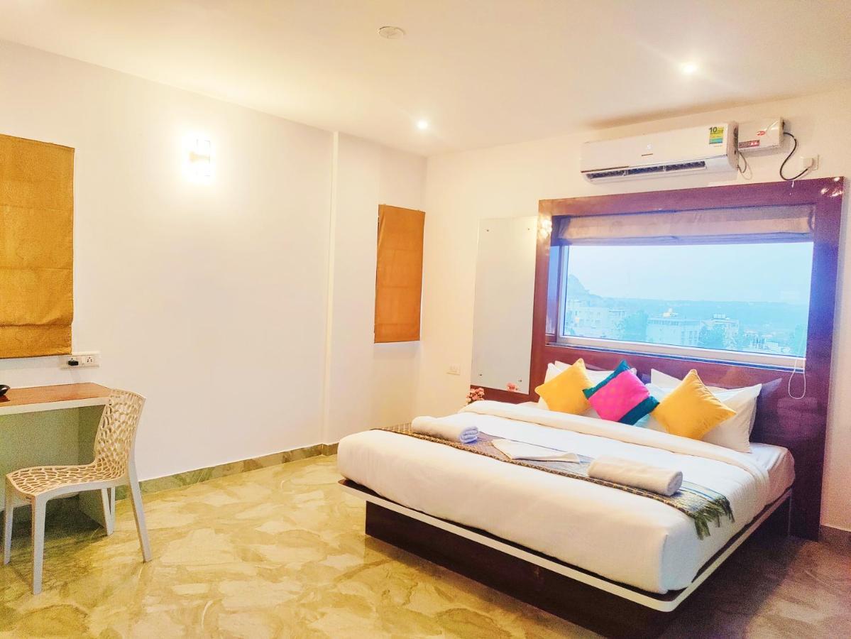 Keerthis Royal Suites - Near International Airport Terminal 1 And 2 Yelahanka Exteriér fotografie
