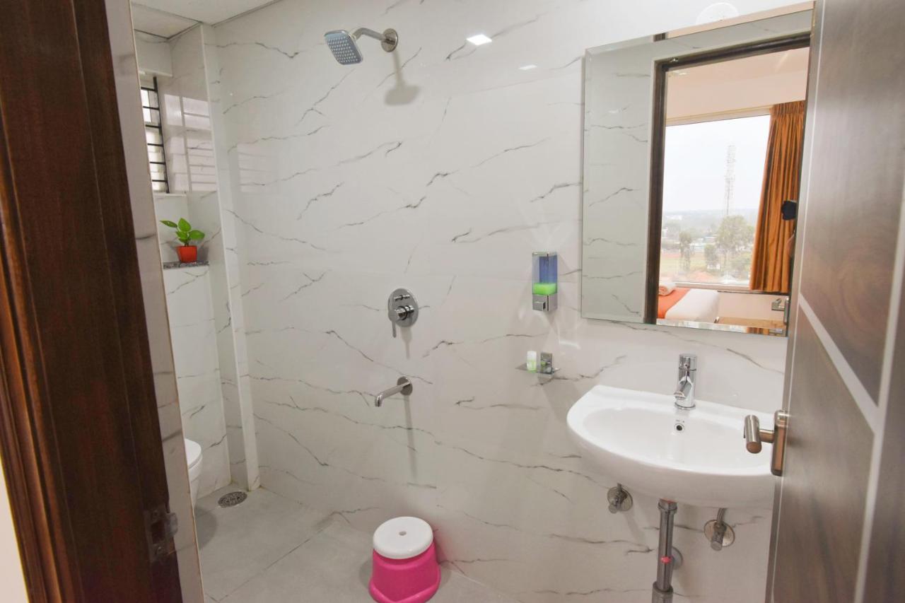 Keerthis Royal Suites - Near International Airport Terminal 1 And 2 Yelahanka Exteriér fotografie