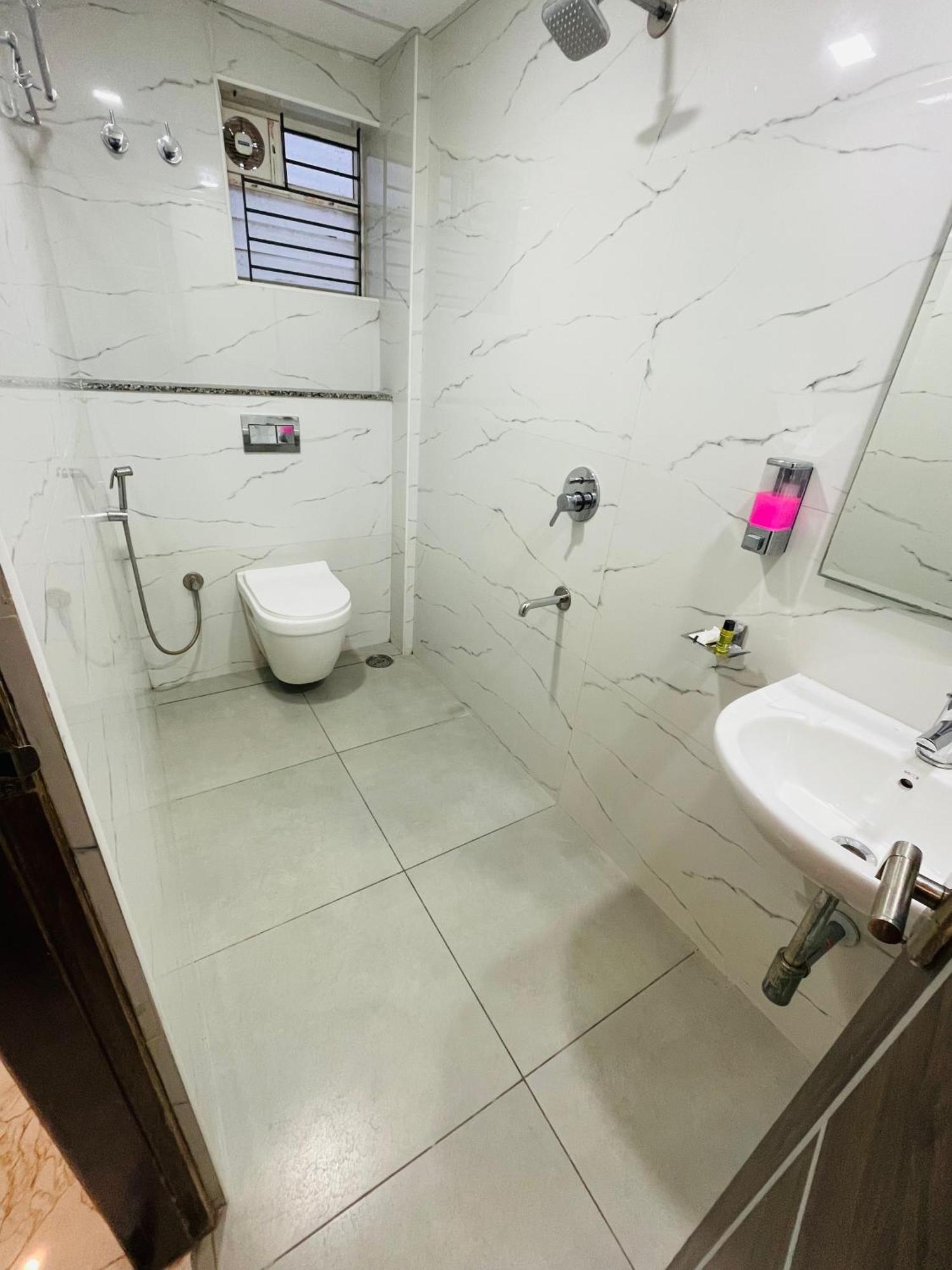 Keerthis Royal Suites - Near International Airport Terminal 1 And 2 Yelahanka Exteriér fotografie