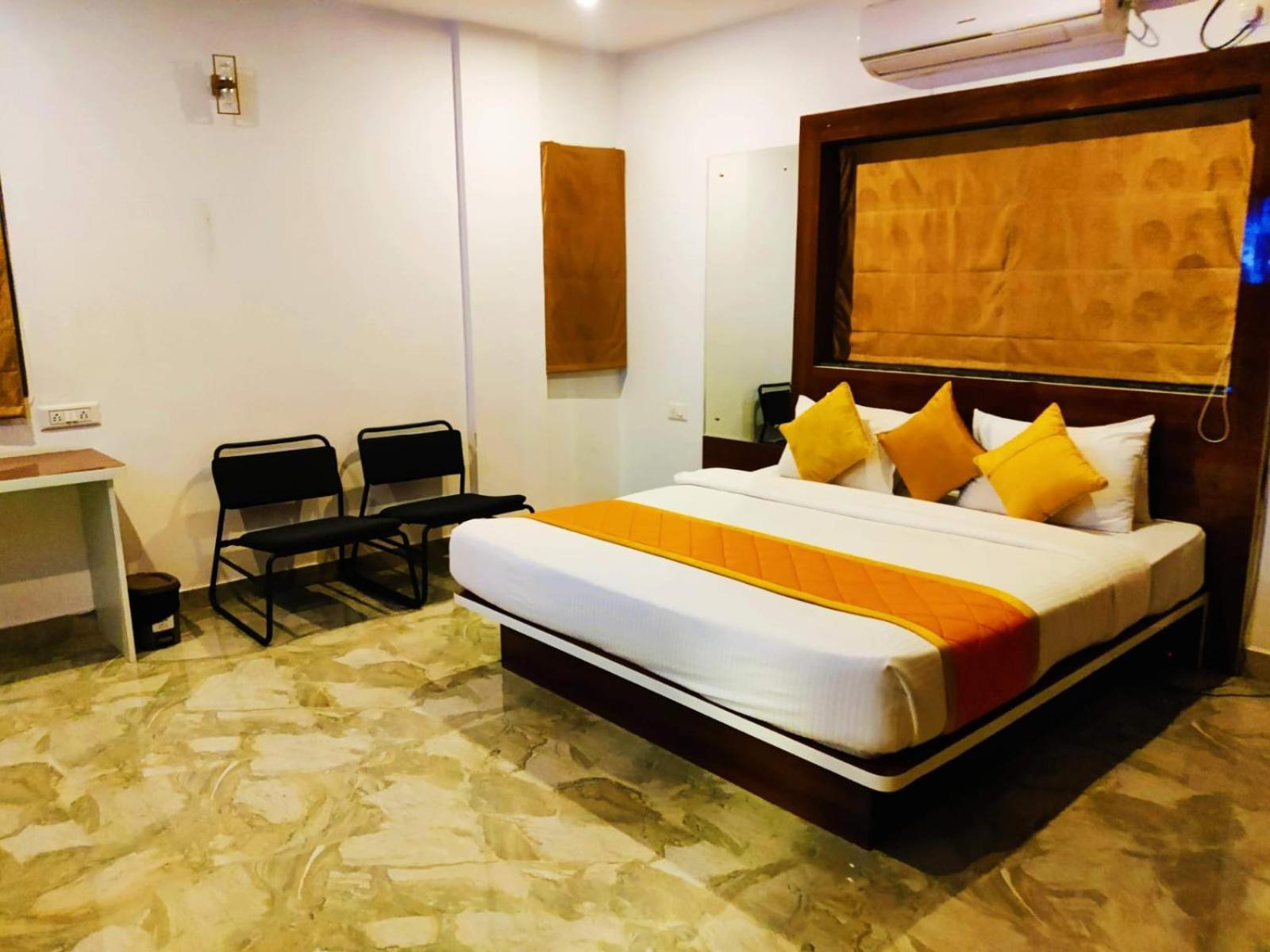 Keerthis Royal Suites - Near International Airport Terminal 1 And 2 Yelahanka Exteriér fotografie